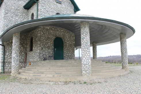 Kamenclub.ru: Галька речная плоская (бело-серая) фр. 100-200-300 мм. купить  в Ярославле галька речная плоская серый, белый, бело-серый, серо-белый речная галька плоская  9000 руб/т   фото КАМЕНЬ КЛУБ