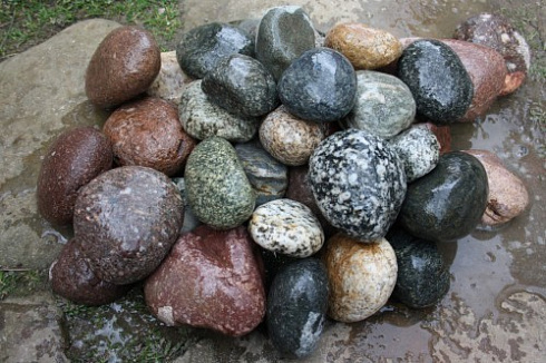 Kamenclub.ru: Галька окат (цветная картошка) фр. 50-100 мм. купить  в Ярославле галька природная окатанная серый белый цветной синий темно-серый коричневый округлый галечник окатанный 6800 руб/т   фото КАМЕНЬ КЛУБ