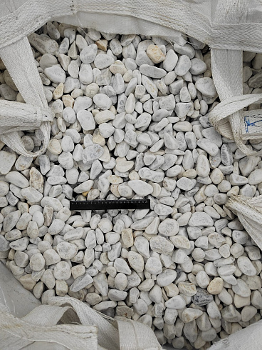 Kamenclub.ru: Мраморная крошка (щебень галтованный белый) фр.40-70 мм.  купить в Ярославле мрамор белый молочный айвори окатанный округлый природный камень 17000 руб/т   фото КАМЕНЬ КЛУБ