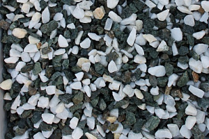 Kamenclub.ru: Мраморная крошка (щебень крошка микс: белый-зеленый) фр. 10-20 мм.  купить в Ярославле мрамор белый, зеленый каменная ландшафтная декоративная крошка щебня 9500 руб/т   фото КАМЕНЬ КЛУБ