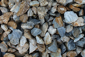 Kamenclub.ru: Мраморная крошка (щебень крошка медовый) фр. 20-40 мм.  купить в Ярославле мрамор бежевый рыжий желтый ландшафтная мраморная крошка 12000 руб/т   фото КАМЕНЬ КЛУБ