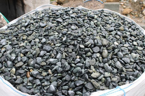 Kamenclub.ru: Щебень галтованный зеленый (змеевик) фр. 20-40 мм.  купить в Ярославле мрамор зеленый, салатовый оголтованный щебень мраморный 12500 руб/т   фото КАМЕНЬ КЛУБ