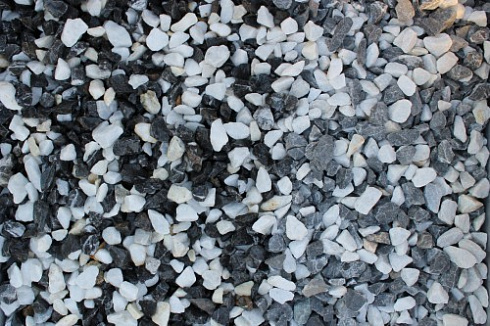 Kamenclub.ru: Мраморная крошка (щебень крошка микс : черный-белый) фр. 10-20 мм.  купить в Ярославле мрамор белый, черный каменная декоративная крошка ландшафтная 12000 руб/т   фото КАМЕНЬ КЛУБ