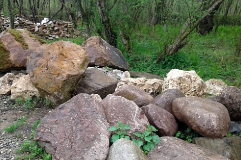 Kamenclub.ru: Конгломераты фр. 300-1000 мм.  купить в Ярославле кварц мрамор диабаз коричневый, серый зеленоватый речной валун крупный 6500 руб/т   фото КАМЕНЬ КЛУБ