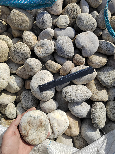 Kamenclub.ru: Галька речная окат (серо-белая) фр. 70-120 мм купить  в Ярославле галька галечник бело-серая, серо-белая, серая, белая речная природная галька  8000 руб/т   фото КАМЕНЬ КЛУБ