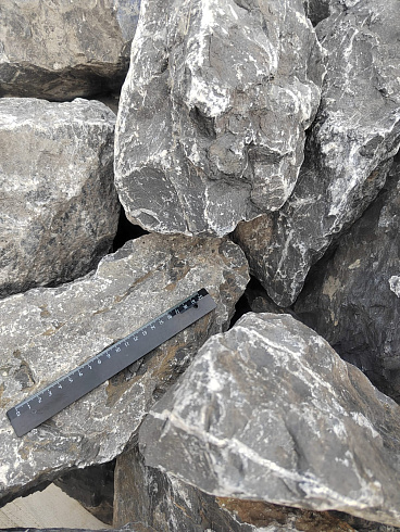 Kamenclub.ru: Черный мрамор скальник фр. 100-500 мм.  купить в Ярославле мрамор черный белый серый крупный колотый валун ландшафтный 8500 руб/т   фото КАМЕНЬ КЛУБ