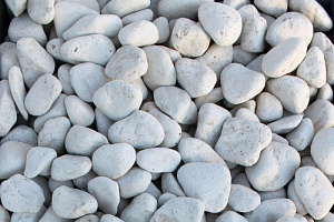 Kamenclub.ru: Щебень галтованный белый (мрамор) фр.5-10 мм.  купить в Ярославле мрамор белый, айвори, молочный каменная мраморная декоративная ландшафтная крошка 17000 руб/т   фото КАМЕНЬ КЛУБ