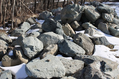 Kamenclub.ru: Гранит скальник (серо-зеленый) фр. 500-1500 мм.  купить в Ярославле гранит мрамор  серый зеленый темно-серый глыба скальная колотая ландшафтная 7 500 руб/т   фото КАМЕНЬ КЛУБ