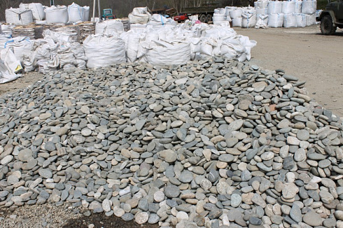 Kamenclub.ru: Галька речная плоская (серо-белая) фр. 70-120 мм. купить  в Ярославле галька галечник речной серый, белый окатанная плоская  природная галька 9000 руб/т   фото КАМЕНЬ КЛУБ