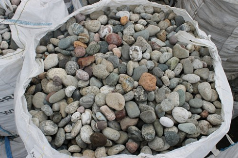 Kamenclub.ru: Галька окат (цветная картошка) фр. 50-100 мм. купить  в Ярославле галька природная окатанная серый белый цветной синий темно-серый коричневый округлый галечник окатанный 6800 руб/т   фото КАМЕНЬ КЛУБ
