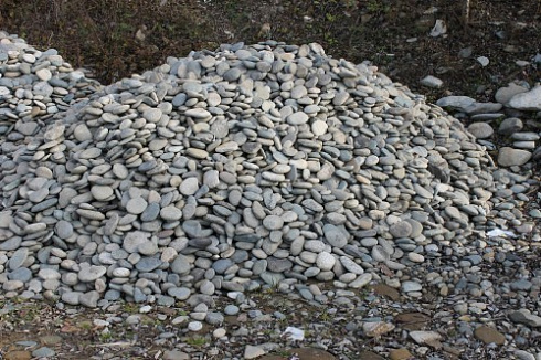 Kamenclub.ru: Галька речная плоская (ассорти) фр. 70-150 мм. купить  в Ярославле галька галечник серый белый темно-серый синий светло-серый плоская природная галька  9000 руб/т   фото КАМЕНЬ КЛУБ