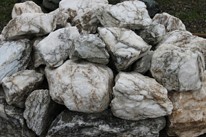 Kamenclub.ru: Мраморизированный известняк фр. 100-500 мм.  купить в Ярославле известняк серый белый темно-серый сероватый валун природного образования окатанный 10500 руб/т   фото КАМЕНЬ КЛУБ