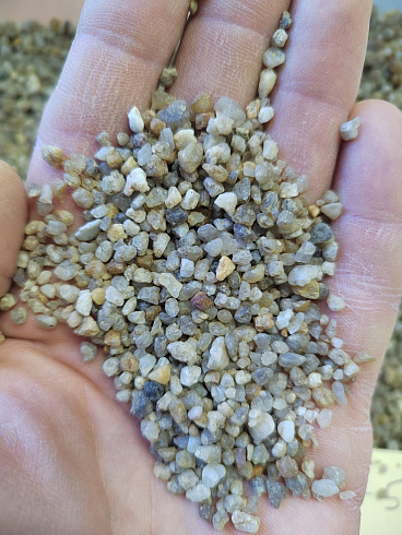 Кварцевый песок для площадок фр. 2-5 мм.  купить в Ярославле фото Камень Клуб