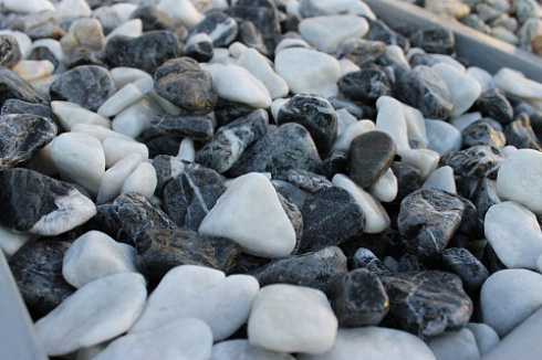 Kamenclub.ru: Мраморная крошка (щебень галтованный микс:: белый-черный) фр.20-40 мм  купить в Ярославле мрамор белый, черный мраморный галтованный щебень 15500 руб/т   фото КАМЕНЬ КЛУБ