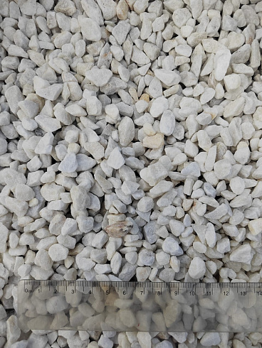Kamenclub.ru: Мраморная крошка, щебень, цвет-белый, фр. 5-10 мм.  купить в Ярославле мрамор белый, айвори, молочный мраморная каменная крошка ландшафтная 12000 руб/т   фото КАМЕНЬ КЛУБ