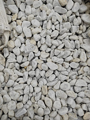 Kamenclub.ru: Мраморная крошка (щебень галтованный белый) фр.40-70 мм.  купить в Ярославле мрамор белый молочный айвори окатанный округлый природный камень 17000 руб/т   фото КАМЕНЬ КЛУБ