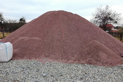 Kamenclub.ru: Мраморная крошка (щебень крошка розовый) фр. 5-10 мм.  купить в Ярославле мрамор розовый, красный щебень колотый ландшафтный декоративный  11000 руб/т   фото КАМЕНЬ КЛУБ