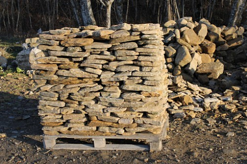 Kamenclub.ru: Песчаник колотый для облицовки (фр. 2-3 см)  купить в Ярославле песчаник бежевый серый рыжий песчаник строительный 5000 руб/т   фото КАМЕНЬ КЛУБ