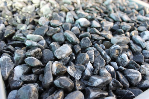 Kamenclub.ru: Щебень галтованный черный (мрамор) фр.10-20 мм.  купить в Ярославле мрамор черный с белыми прожилками, черный, белый окатанный округлый ландшафтный декоративный щебень 15000 руб/т   фото КАМЕНЬ КЛУБ