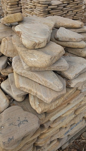 Kamenclub.ru: Песчаник пластушка галтованный желтый с рисунком (3 см)  купить в Ярославле плитняк - пластушка желтый песчаник 21000 руб/м3   фото КАМЕНЬ КЛУБ