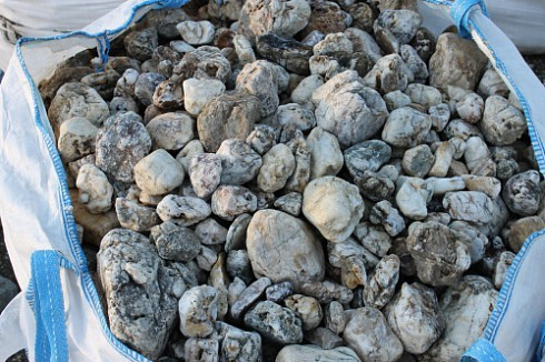 Kamenclub.ru: Кварцевый валунчик фр.100-300 мм.  купить в Ярославле кварц белый, бежевый молочный рыжий крупный природный камень галечник 7850 руб/т   фото КАМЕНЬ КЛУБ