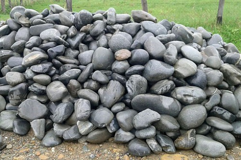 Kamenclub.ru: Темно-серый валунчик фр.100-300 мм.  купить в Ярославле крупный природный камень серый, темно-серый, светло-серый речная галька большого размера окатанная 4500 руб/т   фото КАМЕНЬ КЛУБ