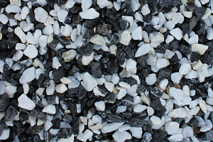 Kamenclub.ru: Мраморная крошка (щебень крошка микс : черный-белый) фр. 10-20 мм.  купить в Ярославле мрамор белый, черный каменная декоративная крошка ландшафтная 12000 руб/т   фото КАМЕНЬ КЛУБ