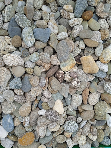 Kamenclub.ru: Галька горная речная окат (цветная) фр. 20-40 мм. купить  в Ярославле галька речная серый синий бежевый белый окатанная речная галька ландшафтная 6800 руб/т   фото КАМЕНЬ КЛУБ
