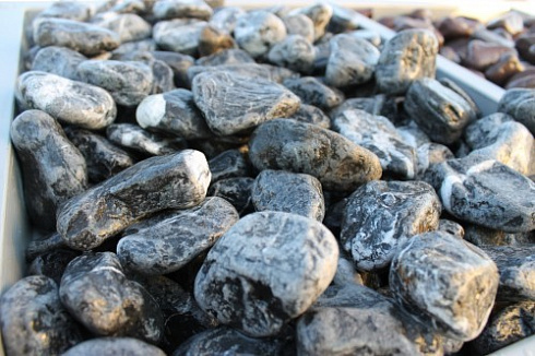 Kamenclub.ru: Щебень галтованный черный (мрамор) фр. 50-100 мм.  купить в Ярославле мрамор черный с белыми прожилками щебень ландшафтный мраморный 15000 руб/т   фото КАМЕНЬ КЛУБ