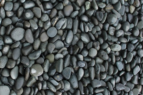 Kamenclub.ru: Галька речная окат (темно-серая) фр. 70-150 мм. купить  в Ярославле галька речная темно-серая, синяя, серая речная галька округлая  8000 руб/т   фото КАМЕНЬ КЛУБ