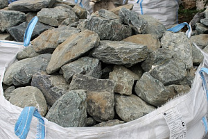 Kamenclub.ru: Гранит скальник (серо-зеленый) фр. 100-500 мм.  купить в Ярославле гранит зеленый, серый, салатовый крупный ландшафтный валун 6 000 руб/т   фото КАМЕНЬ КЛУБ