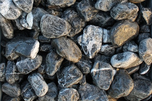 Kamenclub.ru: Щебень галтованный черный (мрамор) фр. 50-100 мм.  купить в Ярославле мрамор черный с белыми прожилками щебень ландшафтный мраморный 15000 руб/т   фото КАМЕНЬ КЛУБ