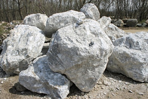 Kamenclub.ru: Мраморизированный известняк фр.500-1500 мм.  купить в Ярославле    10000 руб/т   фото КАМЕНЬ КЛУБ