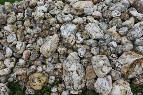 Kamenclub.ru: Кварцевый валунчик фр.100-300 мм.  купить в Ярославле кварц белый, бежевый молочный рыжий крупный природный камень галечник 7850 руб/т   фото КАМЕНЬ КЛУБ