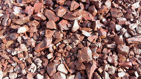 Kamenclub.ru: Щебень крошка красный (ЯШМА) фр. 20-40 мм.  купить в Ярославле яшма красный, бордовый декоративный ландшафтный щебень 9000 руб/т   фото КАМЕНЬ КЛУБ
