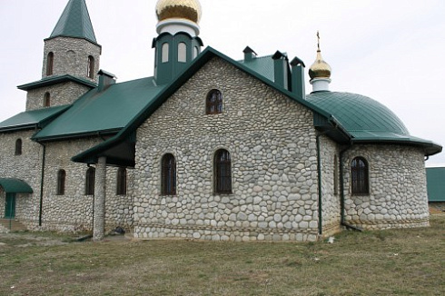 Kamenclub.ru: Галька речная плоская (бело-серая) фр. 100-200-300 мм. купить  в Ярославле галька речная плоская серый, белый, бело-серый, серо-белый речная галька плоская  9000 руб/т   фото КАМЕНЬ КЛУБ