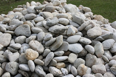 Kamenclub.ru: Бело-серый валунчик фр.100-300 мм.  купить в Ярославле крупный камень для ландшафта серый, белый бело-серый валун крупная галька 4500 руб/т   фото КАМЕНЬ КЛУБ