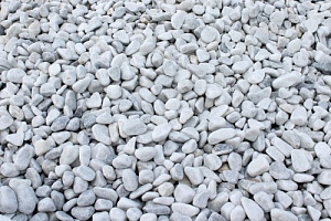 Kamenclub.ru: Мраморная крошка (щебень галтованный белый) фр.10-20 мм.  купить в Ярославле мрамор белый, молочный, айвори окатанный округлый декоративный ландшафтный щебень 17000 руб/т   фото КАМЕНЬ КЛУБ