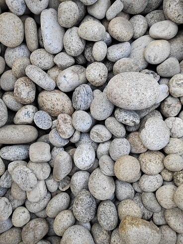 Kamenclub.ru: Галька речная окат (серо-белая) фр. 70-120 мм купить  в Ярославле галька галечник бело-серая, серо-белая, серая, белая речная природная галька  8000 руб/т   фото КАМЕНЬ КЛУБ