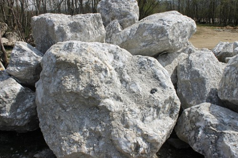 Kamenclub.ru: Мраморизированный известняк фр.500-1500 мм.  купить в Ярославле    10000 руб/т   фото КАМЕНЬ КЛУБ