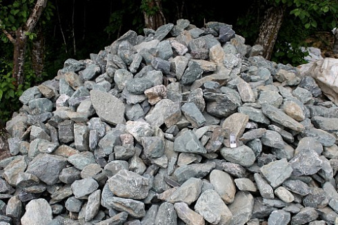 Kamenclub.ru: Гранит скальник (серо-зеленый) фр. 100-500 мм.  купить в Ярославле гранит зеленый, серый, салатовый крупный ландшафтный валун 6 000 руб/т   фото КАМЕНЬ КЛУБ