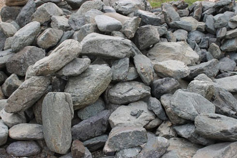 Kamenclub.ru: Гранит скальник (серо-зеленый) фр. 100-500 мм.  купить в Ярославле гранит зеленый, серый, салатовый крупный ландшафтный валун 6 000 руб/т   фото КАМЕНЬ КЛУБ