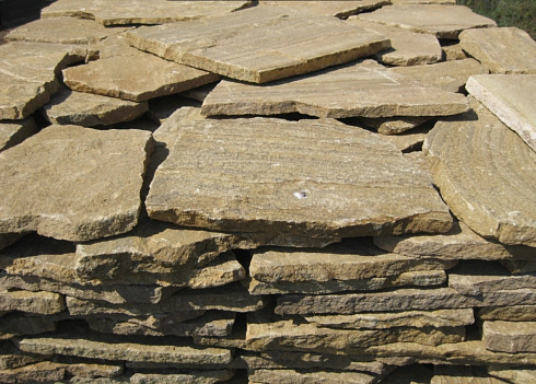 Kamenclub.ru: Песчаник пластушка желтый с рисунком (3 см)  купить в Ярославле песчаник желтый с рисунком, рыжий, желтый песчаник пластушка ландшафтная рваная 8 500 руб/м3   фото КАМЕНЬ КЛУБ