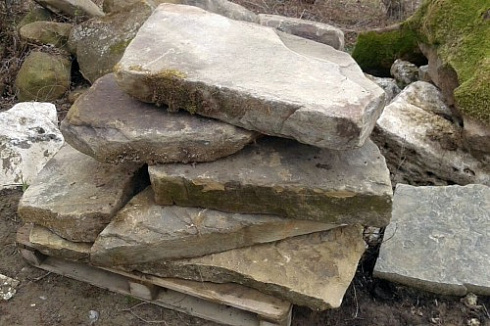 Kamenclub.ru: Песчаник плиты - плахи - пошаговые дорожки (фр. 70-150 мм)  купить в Ярославле песчаник серый бежевый желтый зеленый колотый песчаник строительный 6500 руб/т   фото КАМЕНЬ КЛУБ