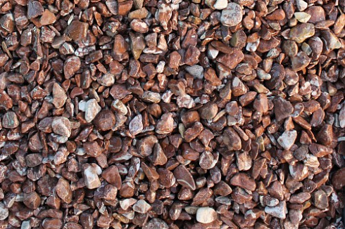 Kamenclub.ru: Мраморная крошка (щебень галтованный розовый) фр.5-10 мм.  купить в Ярославле мрамор розовый, красный окатанный мраморный щебень декоративный ландшатфный 15000 руб/т   фото КАМЕНЬ КЛУБ