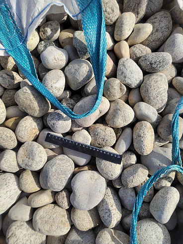 Kamenclub.ru: Галька речная окат (серо-белая) фр. 70-120 мм купить  в Ярославле галька галечник бело-серая, серо-белая, серая, белая речная природная галька  8000 руб/т   фото КАМЕНЬ КЛУБ