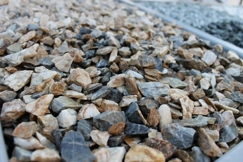 Kamenclub.ru: Мраморная крошка (щебень крошка медовый), фр. 10-20 мм.  купить в Ярославле песчаник бежевый, серый каменная ландшафтная крошка  12000 руб/т   фото КАМЕНЬ КЛУБ