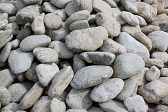 Kamenclub.ru: Бело-серый валунчик фр.100-300 мм.  купить в Ярославле крупный камень для ландшафта серый, белый бело-серый валун крупная галька 4500 руб/т   фото КАМЕНЬ КЛУБ