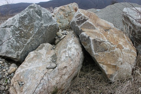 Kamenclub.ru: Гранит скальник (серо-зеленый) фр. 500-1500 мм.  купить в Ярославле гранит мрамор  серый зеленый темно-серый глыба скальная колотая ландшафтная 7 500 руб/т   фото КАМЕНЬ КЛУБ