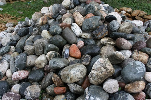 Kamenclub.ru: Ландшафтные валунчики фр.100-500 мм.  купить в Ярославле крупный природный камень серый, темно-серый, светло-серый речной валун крупный 4800 руб/т   фото КАМЕНЬ КЛУБ